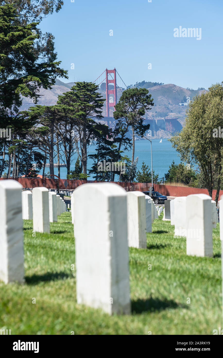 Vista del Golden Gate bridge dal cimitero nazionale nel Presidio Foto Stock