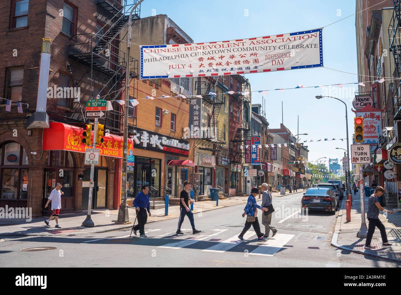Chinatown Philadelphia, vista di persone a piedi lungo 10th Street nel centro dell'area di Chinatown di Philadelphia, Pennsylvania, PA, Stati Uniti d'America Foto Stock