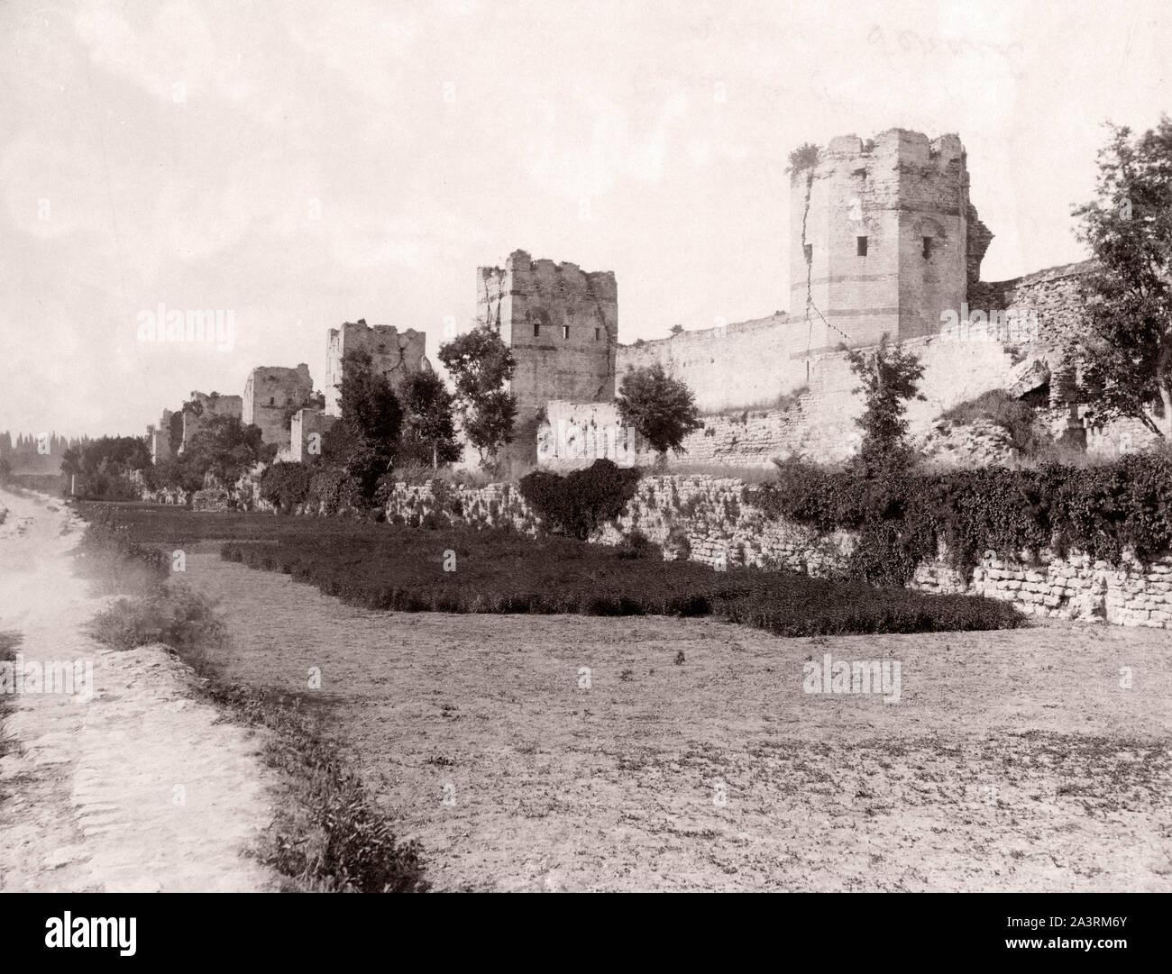 Le mura della città tra la seconda porta e sette torri (Yedikule), Istanbul. Fine del XIX secolo Foto Stock