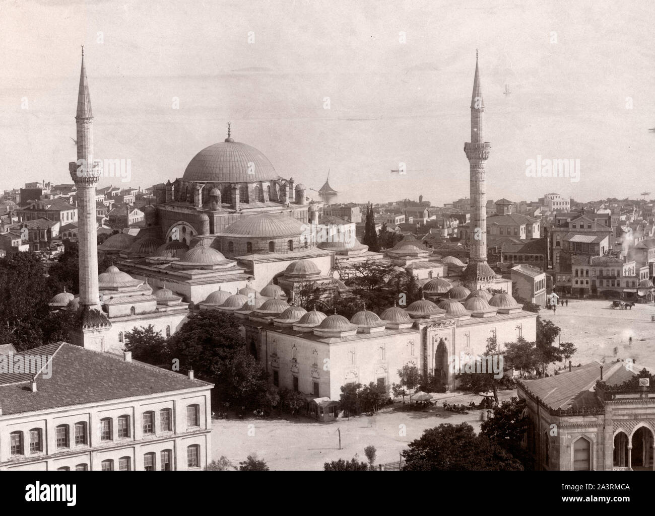 Vista del Bayazit Camii la moschea e il Golden Horn in background, Istanbul, Turchia. Xix secolo Foto Stock