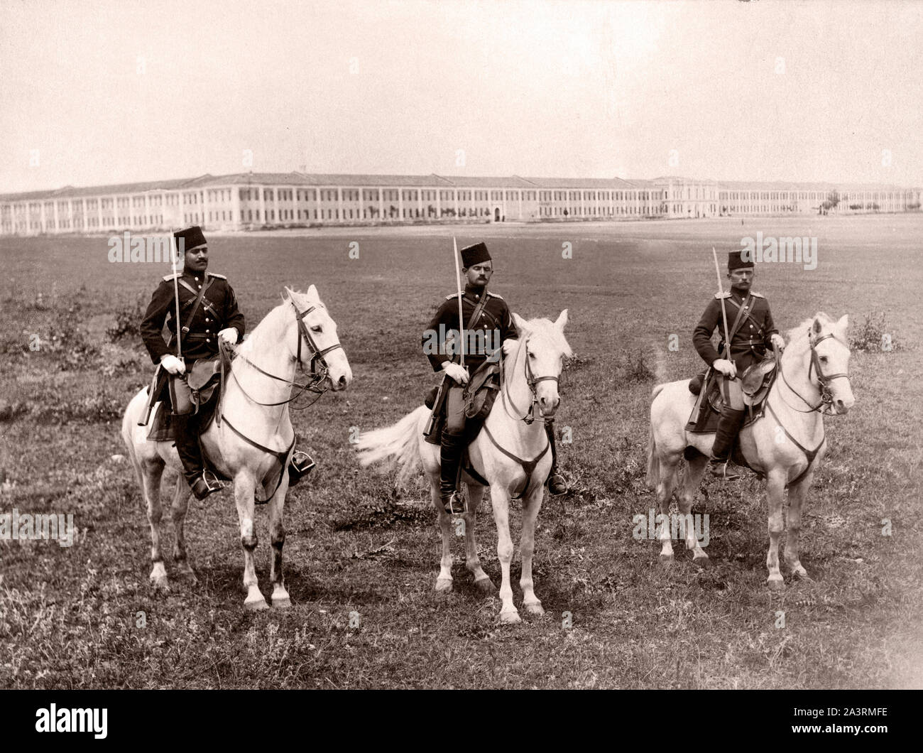 Gli ufficiali del reggimento di lancieri a cavallo in campo nella parte anteriore della caserma. Istanbul, Turchia, fine del XIX secolo Foto Stock