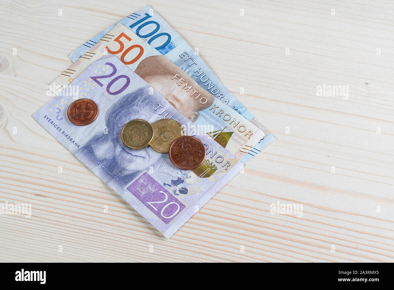Alcuni corona svedese di banconote e monete su una superficie in legno Foto Stock