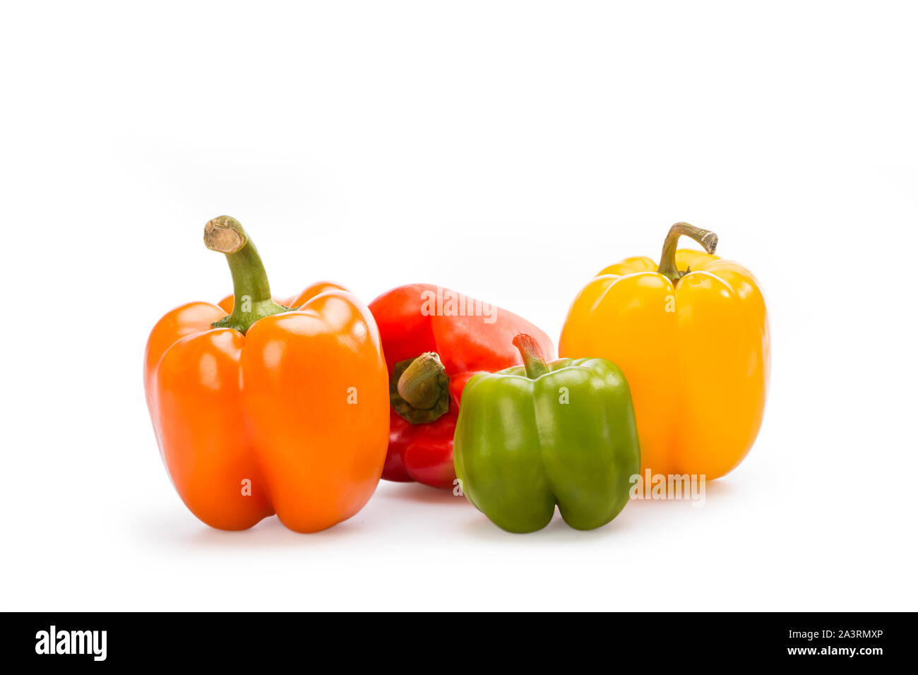 Giallo, rosso, arancione e verde paprica isolato su sfondo bianco. Foto Stock