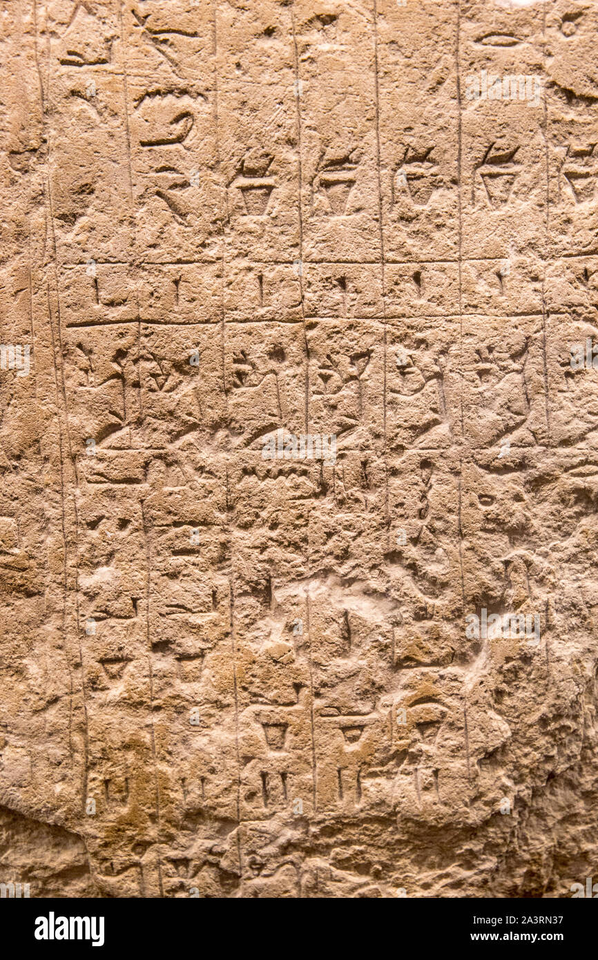 Egiziana antica sullo sfondo di pietra con iscrizioni in geroglifici Foto Stock