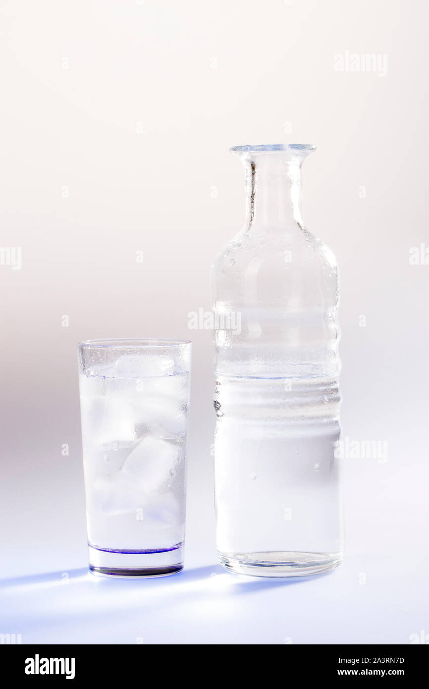 Brocca e bicchiere con ghiaccio acqua pulita Foto Stock