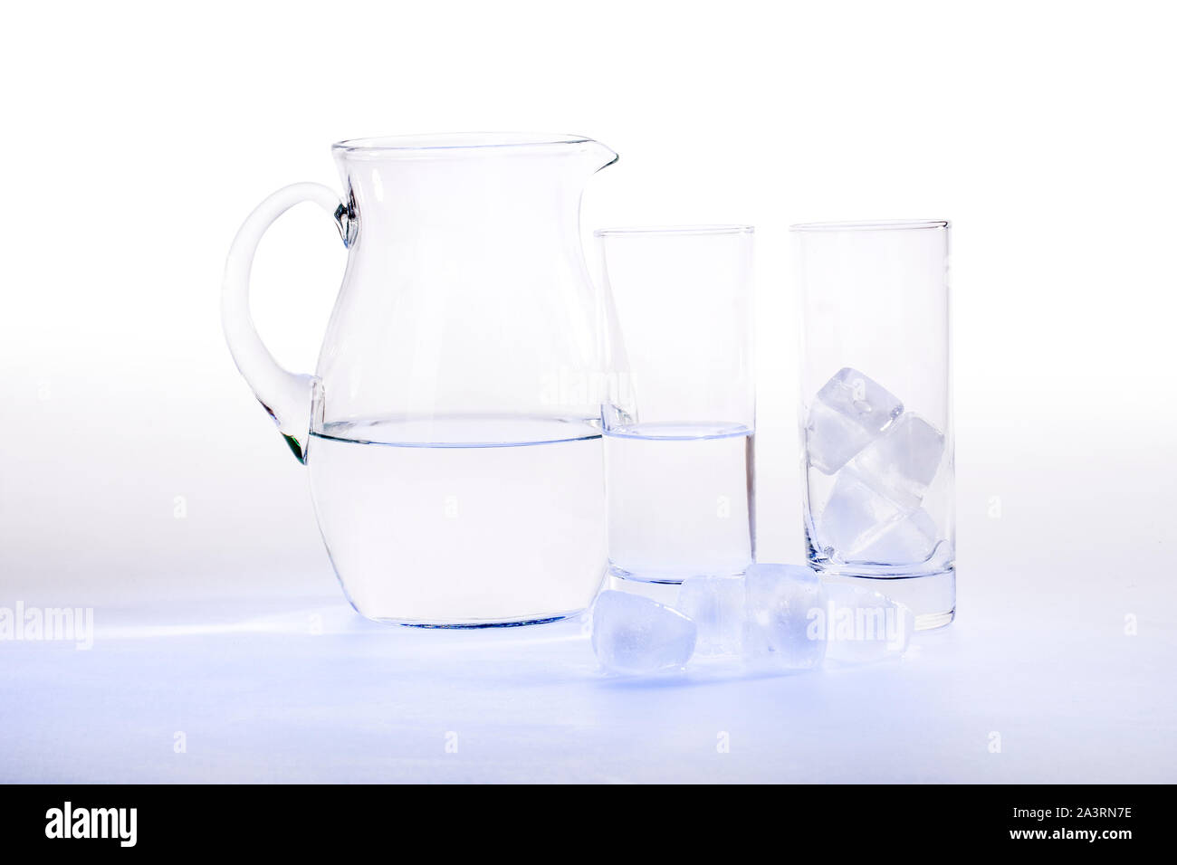 Studio immagine della brocca e bicchieri da acqua (con percorso di clipping) Foto Stock
