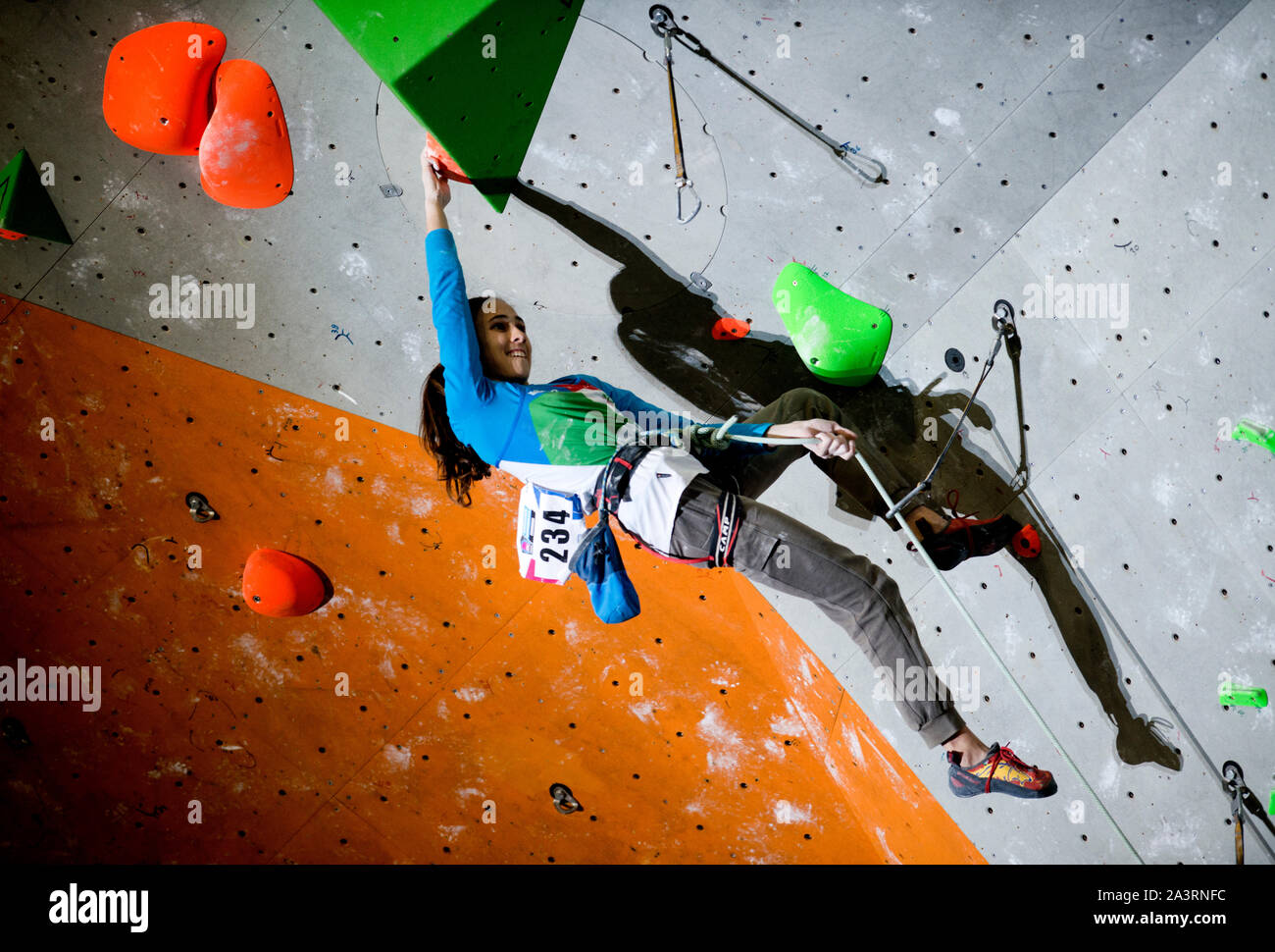 Laura Rogora dell Italia compete nel condurre la scalata finale womans su all'IFSC Climbing World Championships alla Edinburgh International arrampicata Foto Stock