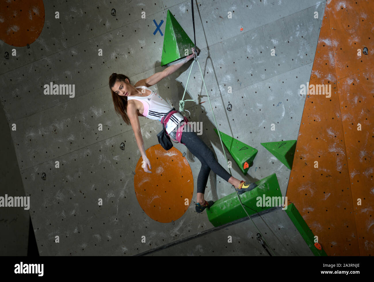 Lucka Rakovec di Slovenia compete nel condurre la scalata finale womans su all'IFSC Climbing World Championships alla Edinburgh International Climbi Foto Stock
