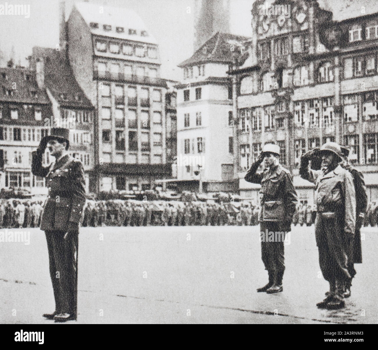Il ritorno francese a Strasburgo. General Leclerc recensioni la sua divisione di vasche a Place Kleber. Foto Stock Il ritorno francese a Strasburgo. General Leclerc recensioni la sua divisione di vasche a Place Kleber. Foto Stock