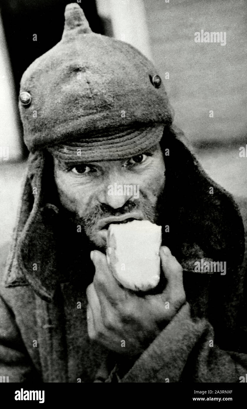 Foto di guerra sovietica prigioniero con pezzo di pane. La guerra d'inverno. 1939 Foto Stock