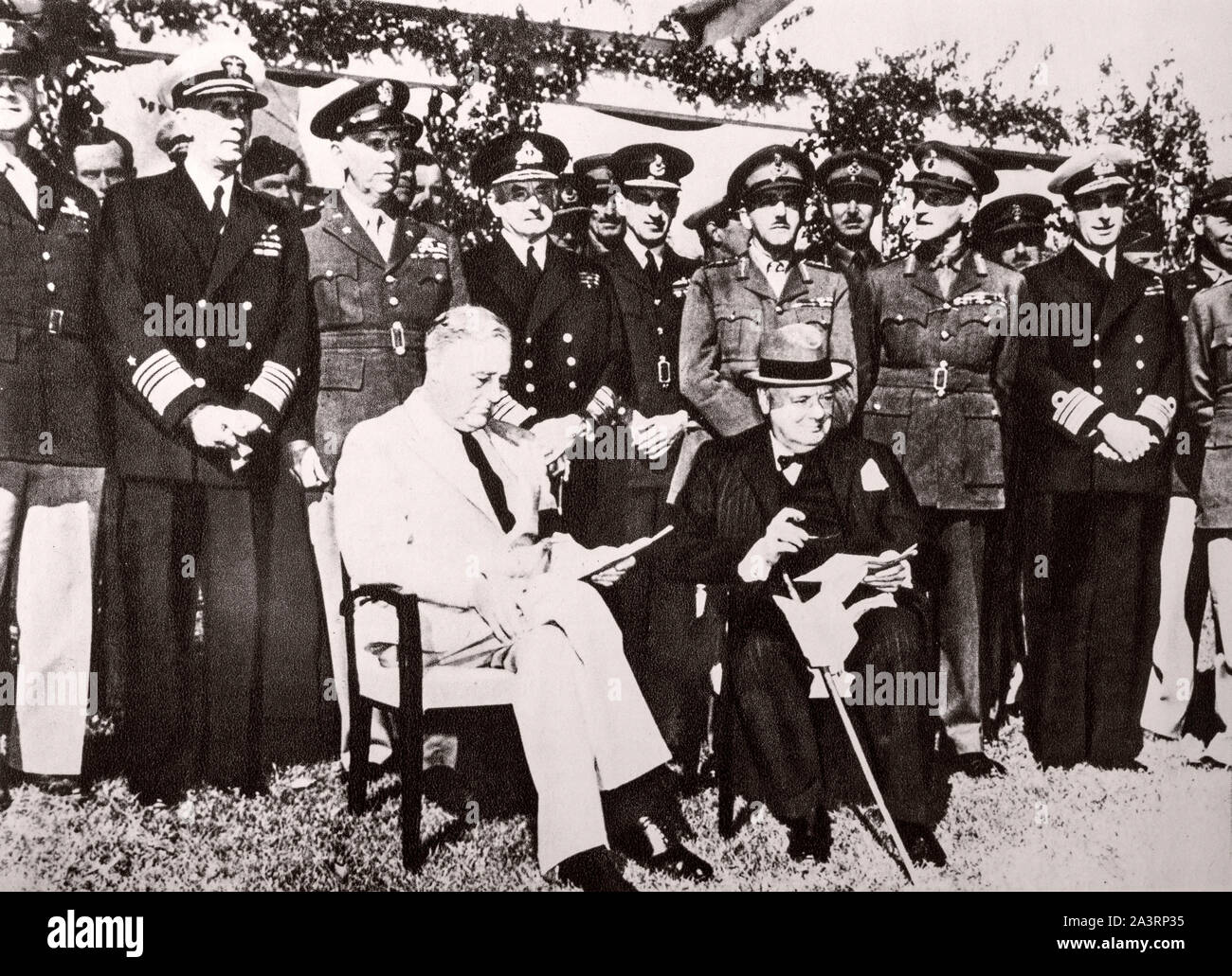 La conferenza di Casablanca. Circondato dai loro consulenti tecnici, il presidente Roosevelt e il Primo Ministro britannico discutere le operazioni del 19 Foto Stock