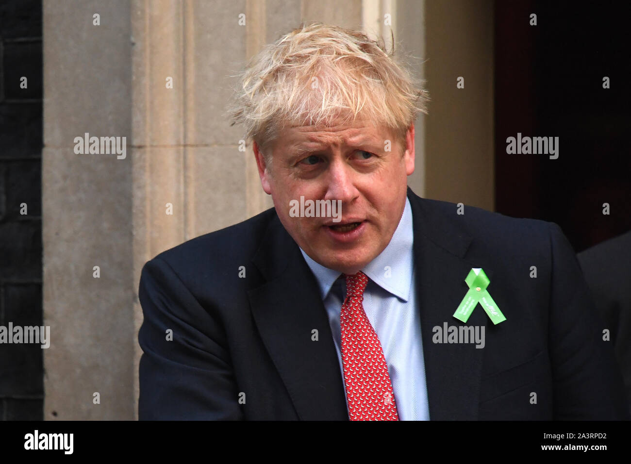 Il primo ministro Boris Johnson come egli si incontra con la salute mentale diruttori Ben West (non mostrato) a Downing Street, Londra, come egli offre una petizione per sollecitare un obbligo di salute mentale di formazione di primo soccorso per gli insegnanti. Foto Stock