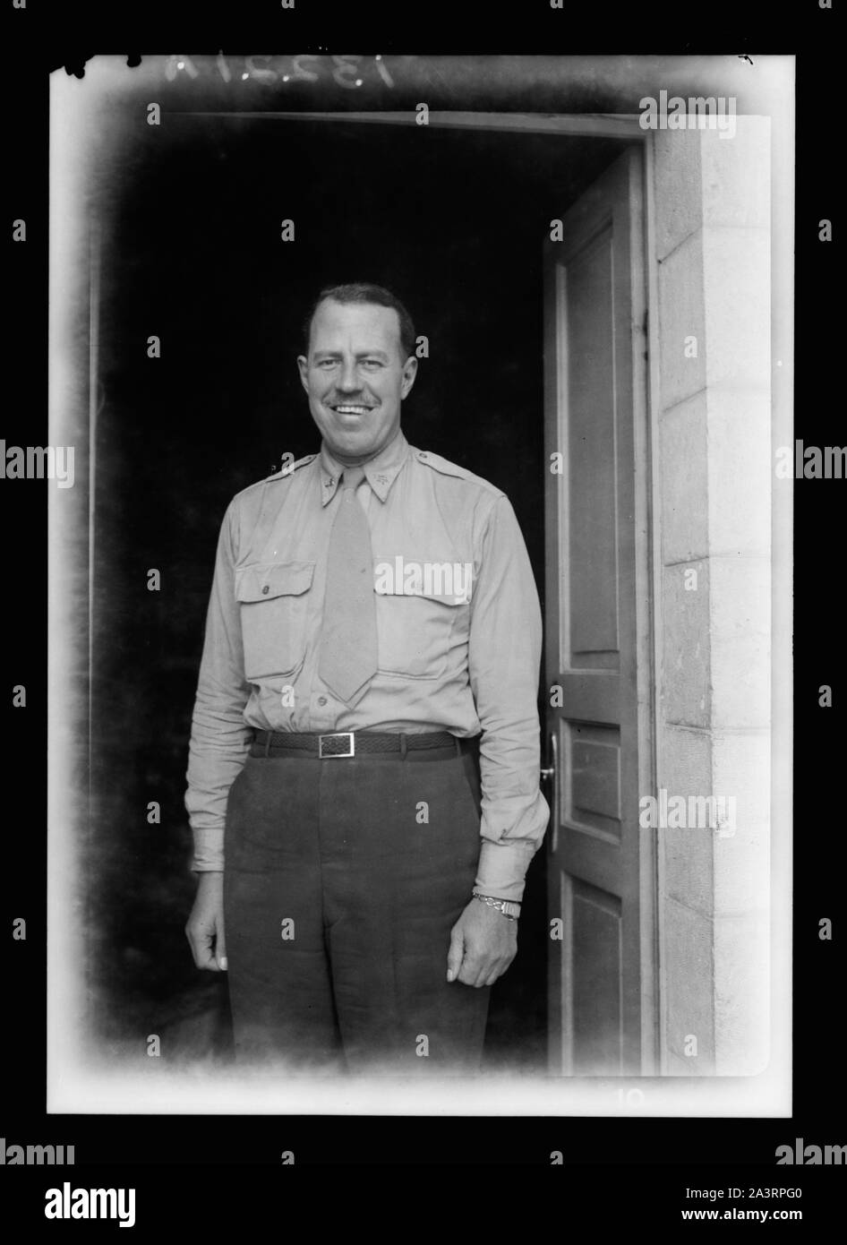 Prese a casa nostra, il sig. John D. Brown di UURRA, Gen. 13, '45 Foto Stock