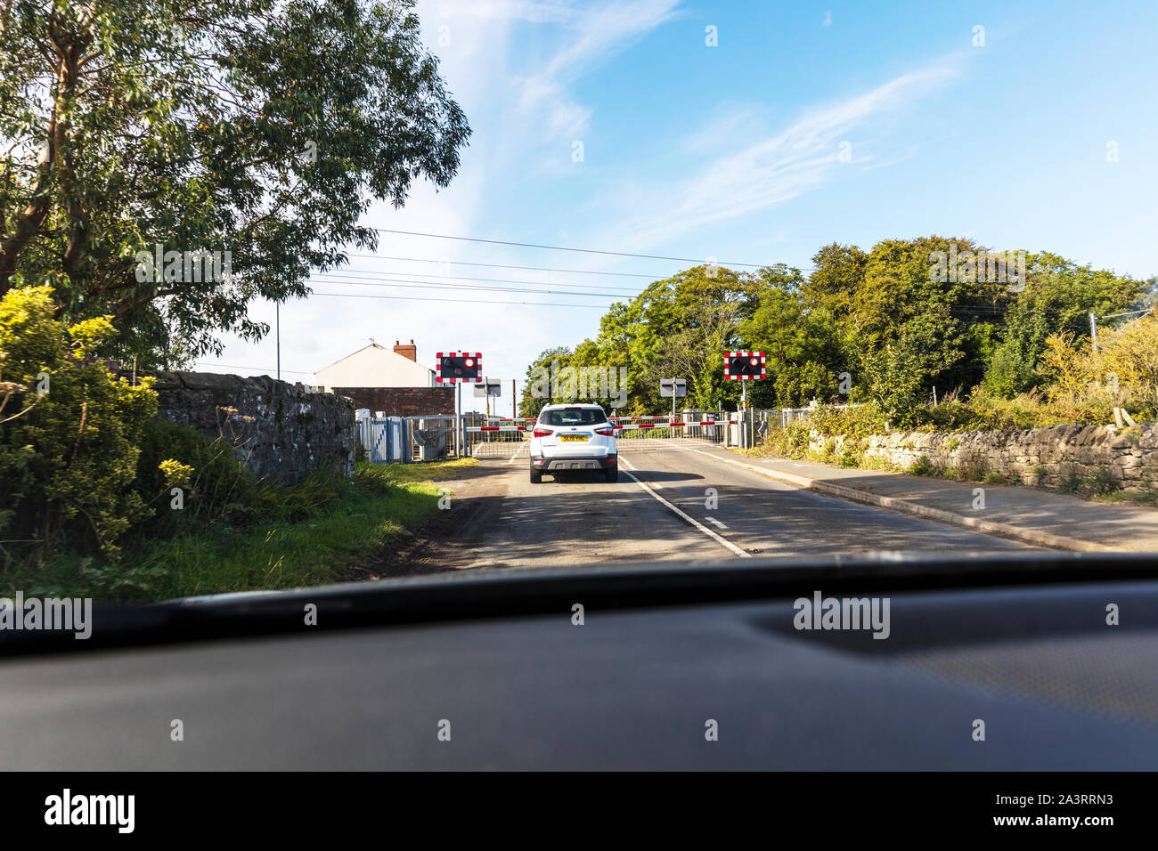 Auto in attesa al passaggio a livello Northumberland, Regno Unito, Inghilterra, il passaggio a livello ferroviario, passaggio a livello UK, passaggio a livello, passaggi a livello, ferrovia, ferroviarie Foto Stock