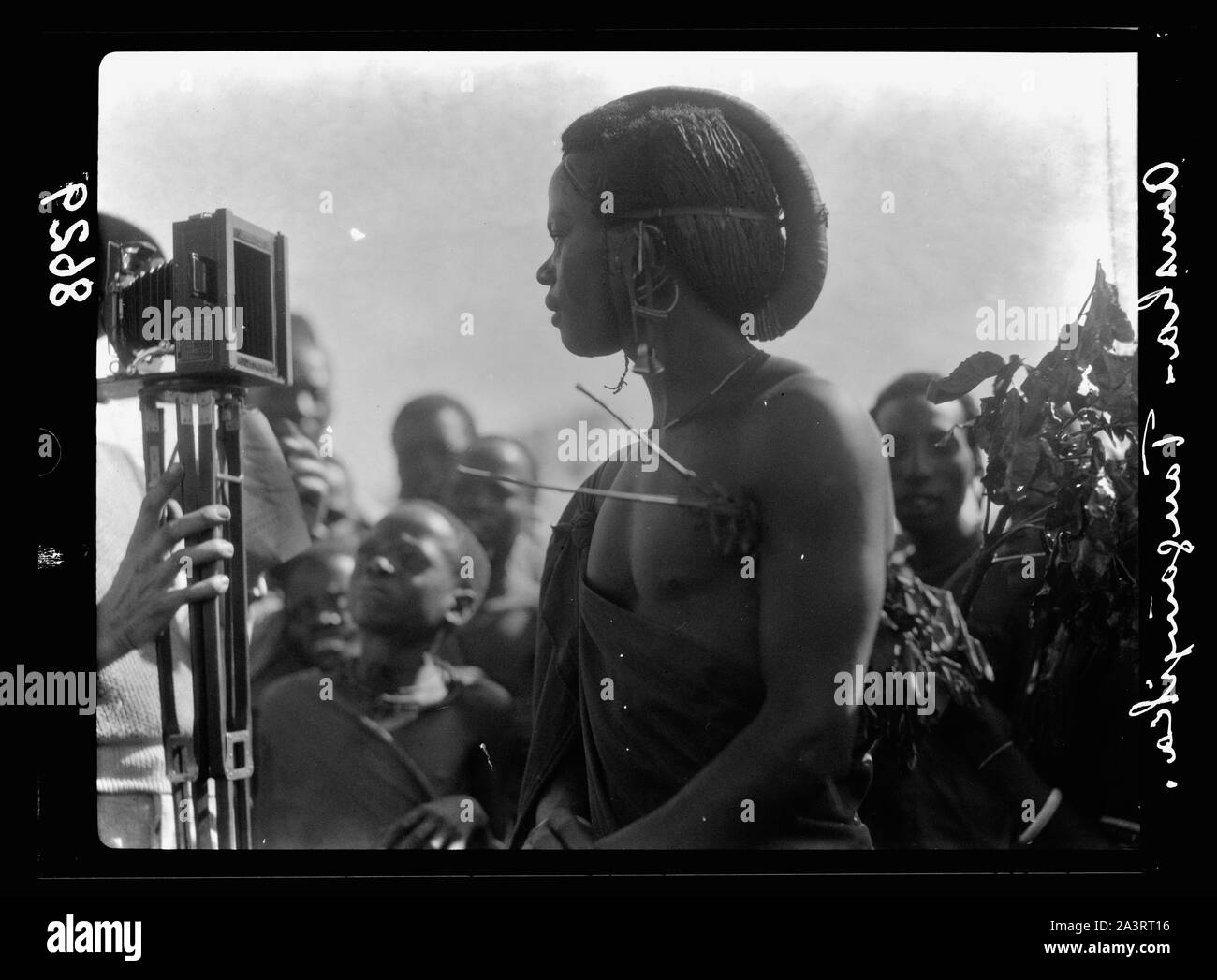 Tanganica. Arusha. Un yound Masai interessati nella fotocamera Foto Stock