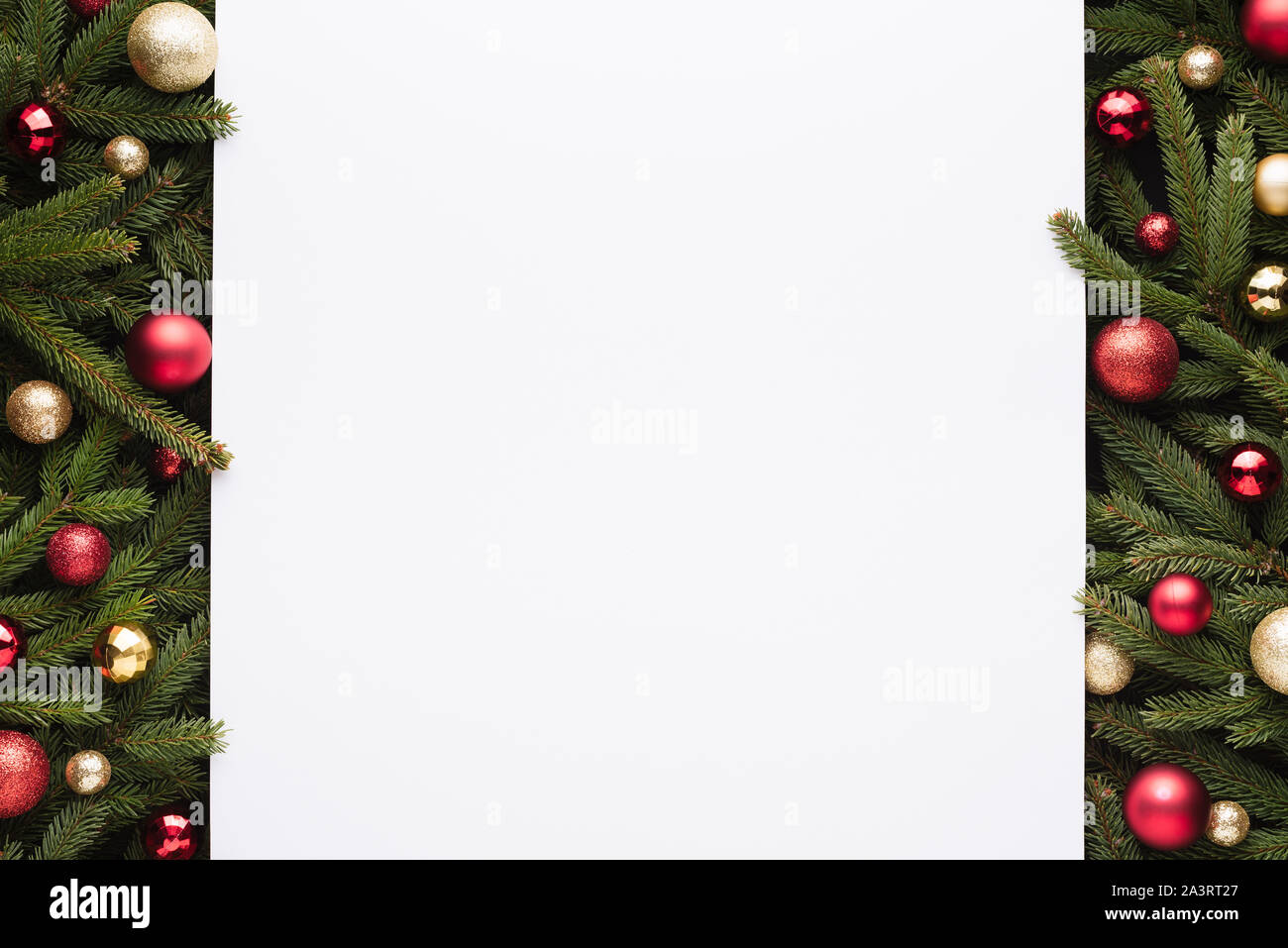 Natale o Capodanno sfondo con copia spazio sulla nota di colore bianco della carta. Cornice decorativa di rami di abeti e palle di Natale Foto Stock