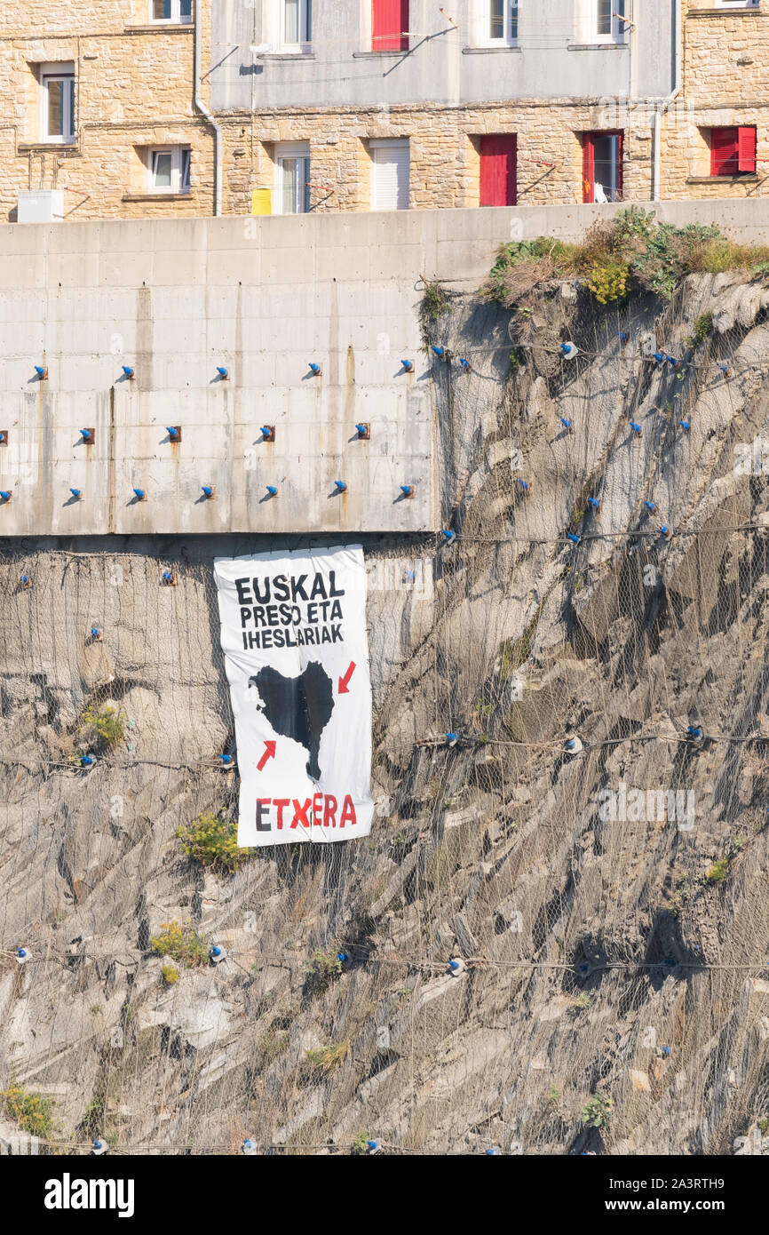 Il basco Movimento di Indipendenza banner campagne per il ritorno dei prigionieri e gli esuli - Getaria, Paesi Baschi, Spagna, Europa Foto Stock