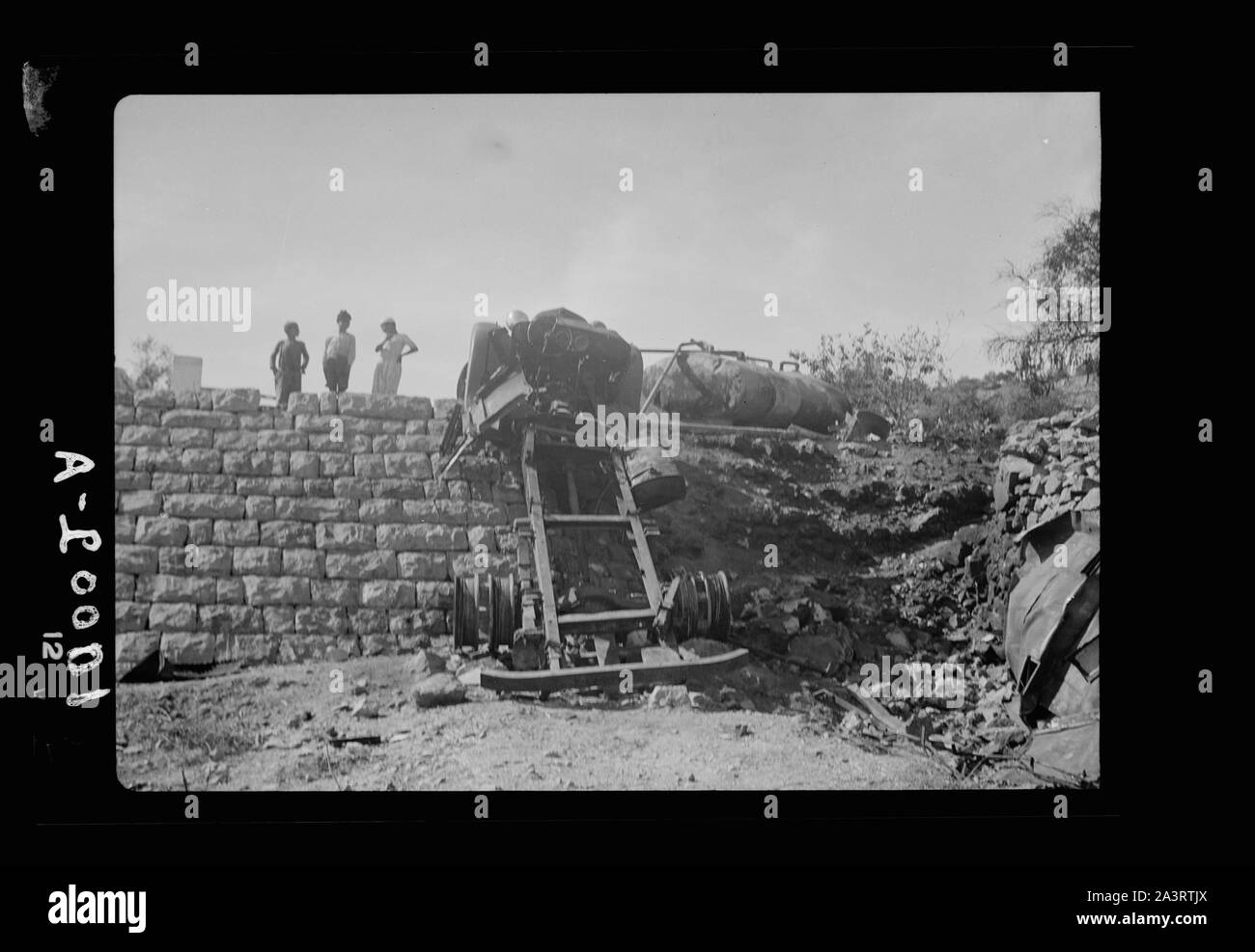 Il serbatoio di benzina della Shell su camion distrutto da un incendio a Koloniah, presa dal basso banca, su Ott. 29, '38 Foto Stock