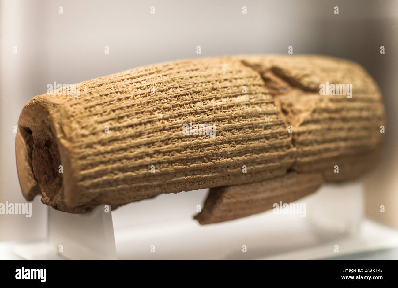 Il cilindro di Ciro con scrittura cuneiforme babilonese script, dalla metà del 6o secolo A.C. Impero achemenide. Il British Museum di Londra, Inghilterra Foto Stock