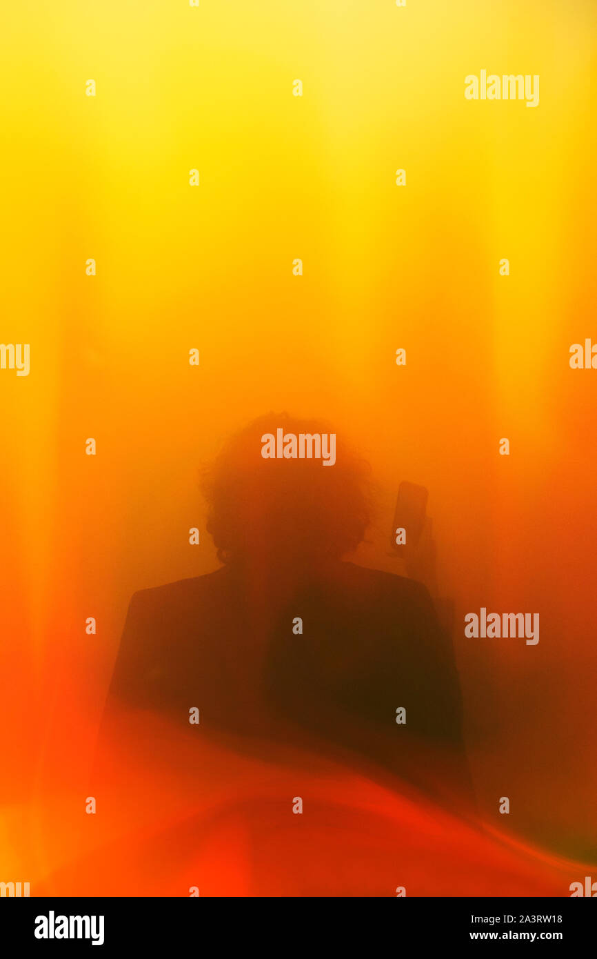 Donna che utilizza un telefono intelligente per scattare una foto Foto Stock