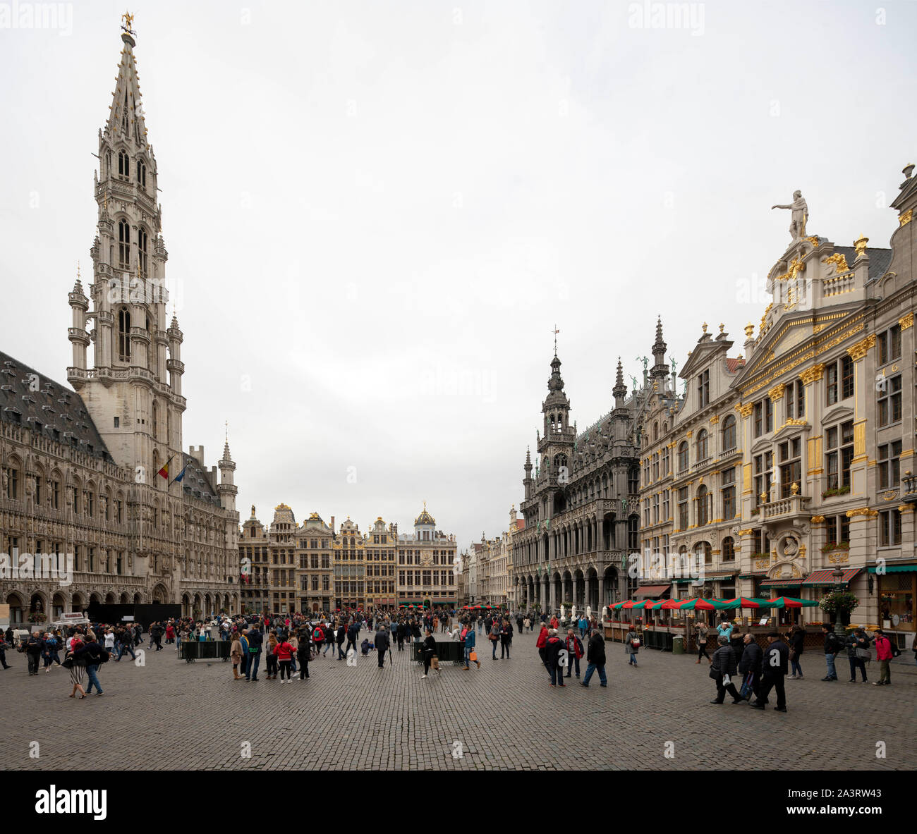 Brüssel, Bruxelles, Grand Place, Grote Markt, Blick von Südost, links das Rathaus, rechts das Maison du Roi Foto Stock