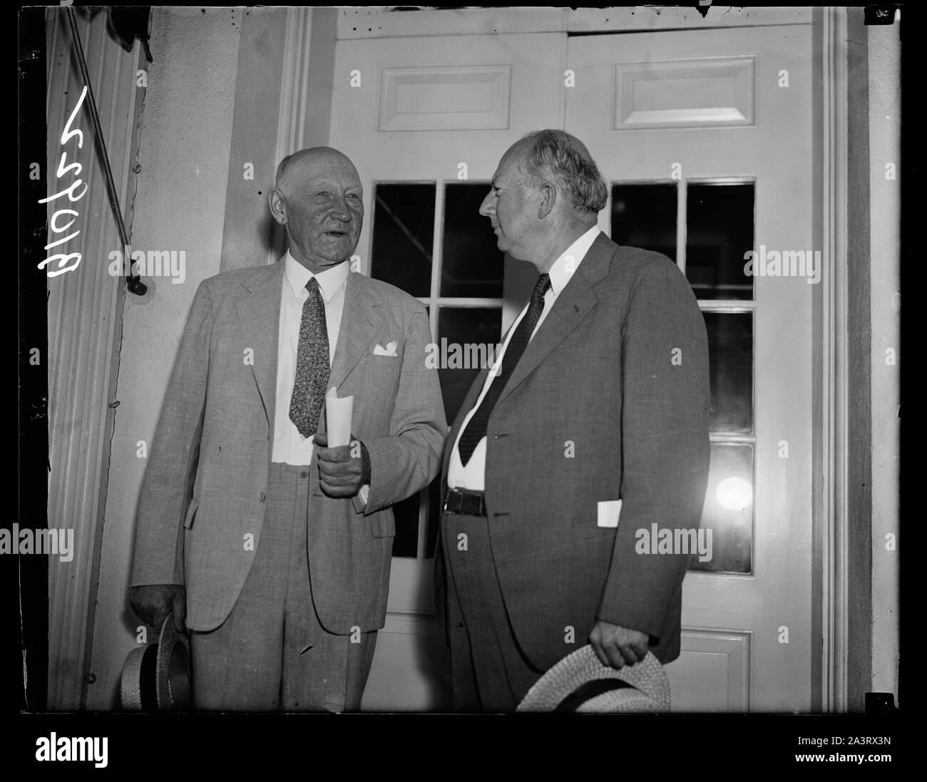 Riduzione delle imposte è visto dopo la Casa Bianca parley. Washington D.C., Aug.13. Una previsione che le tasse non saranno aumentate entro il prossimo anno e può infatti essere leggermente ridotta, è stato fatto oggi dal congresso leader fiscale a seguito di una last-minute conferenza con il presidente Roosevelt alla Casa Bianca appena prima del Chief Executive sinistra sul suo controllo di inondazione tour di ispezione. Sost. Robert L. Doughton, North Carolina, presidente della casa significa Comitato, e il senatore Pat Harrison, Miss., presidente del Senato comitato delle finanze, sono mostrati di lasciare la casa bianca dopo la conferenza Foto Stock