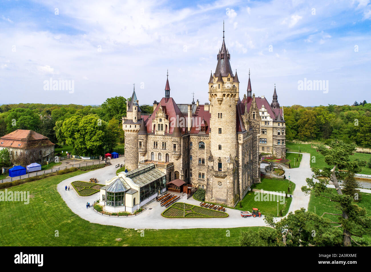 Favoloso castello storico di Moszna nei pressi di Opole, Slesia, Polonia. Costruito nel XVII secolo, esteso dal 1900 al 1914. Foto Stock