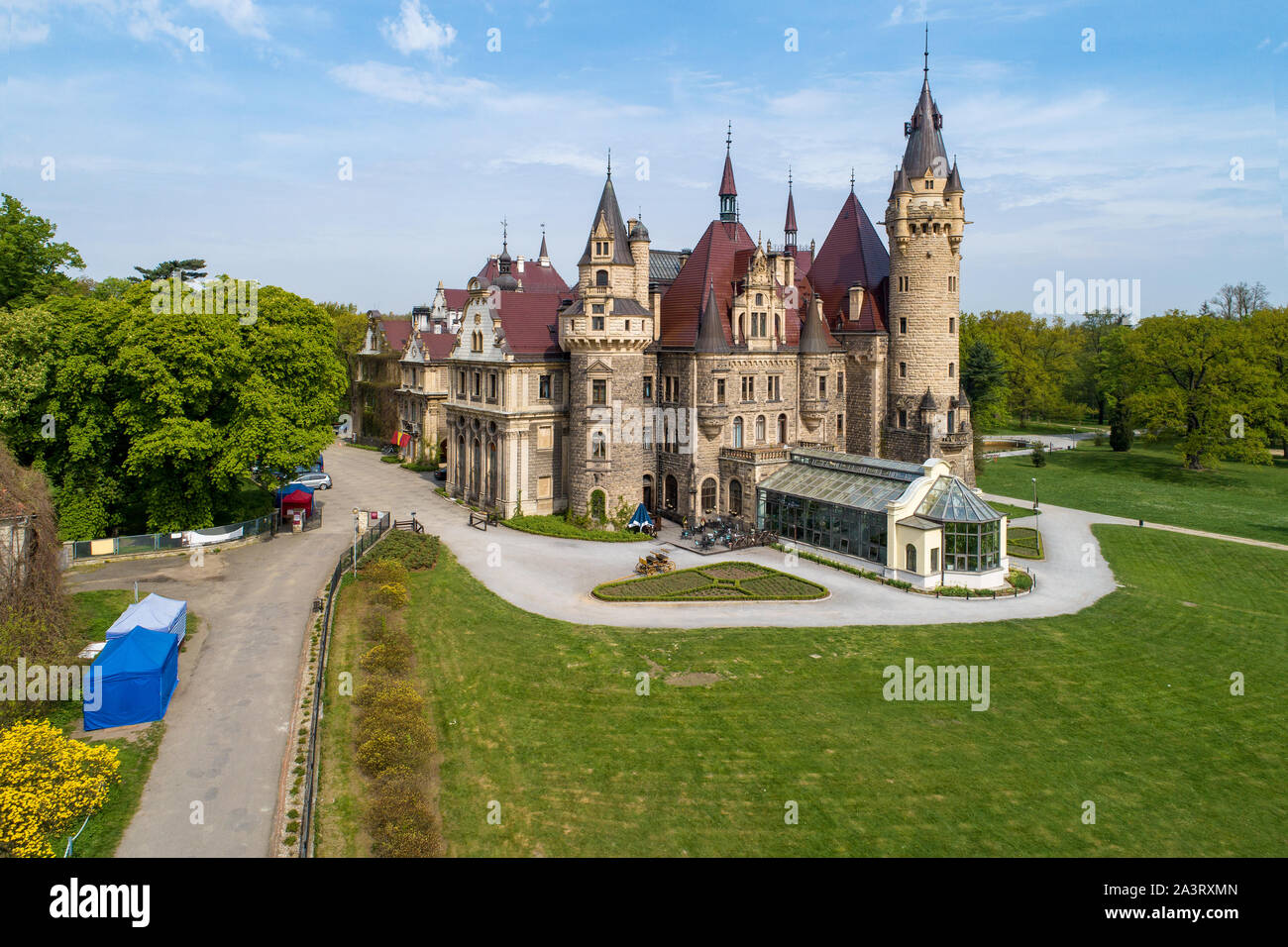 Favoloso castello storico di Moszna nei pressi di Opole, Slesia, Polonia. Costruito nel XVII secolo, estesa da 1900 a 1914 Foto Stock