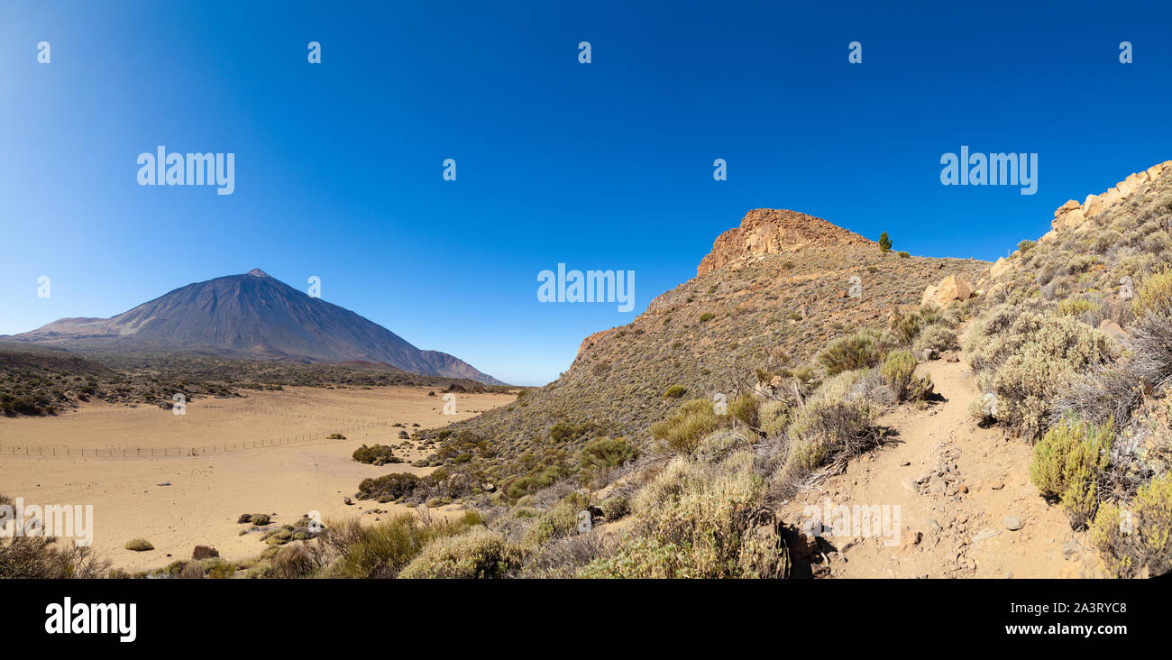 A piedi a salire la collina La Fortaleza con belle vedute del Monte El Teide, Tenerife, Spagna. Foto Stock