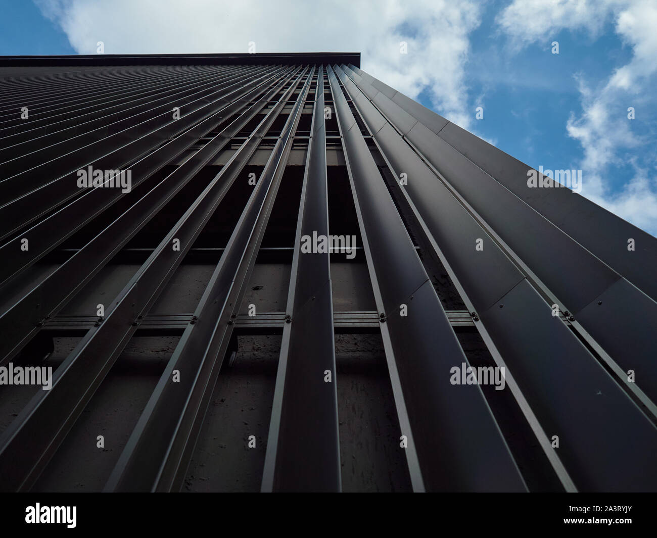 Costruzioni architettoniche di una città moderna. Vetro, strutture metalliche - nuove tecnologie in costruzione. Foto Stock