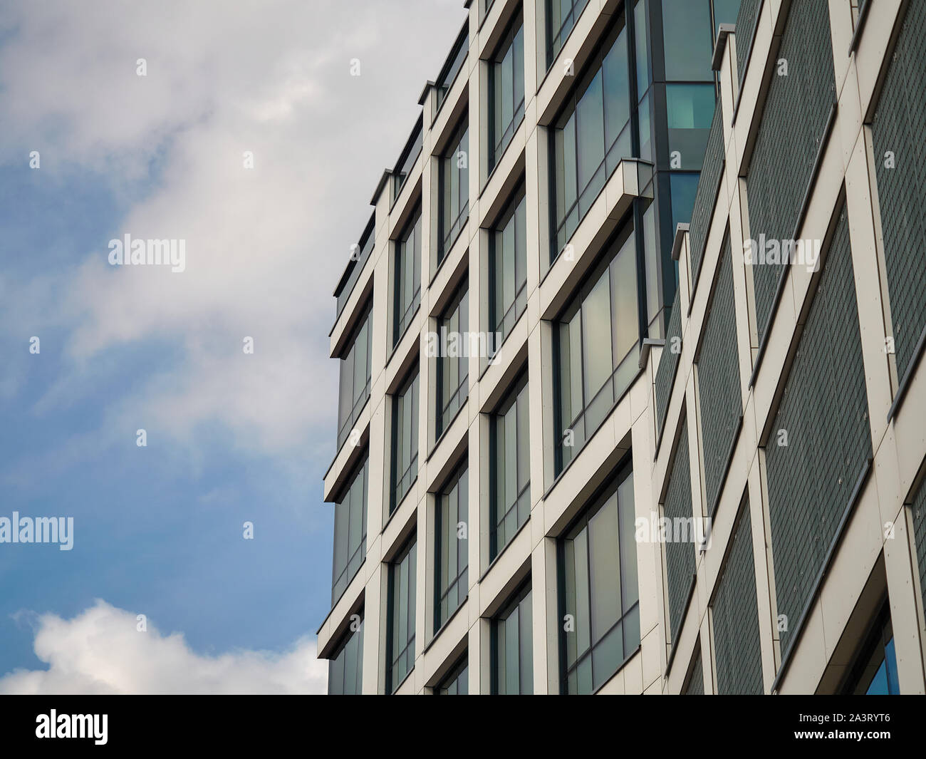 Costruzioni architettoniche di una città moderna. Vetro, strutture metalliche - nuove tecnologie in costruzione. Foto Stock