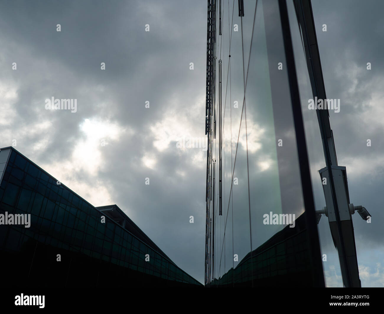 Costruzioni architettoniche di una città moderna. Vetro, strutture metalliche - nuove tecnologie in costruzione. Foto Stock