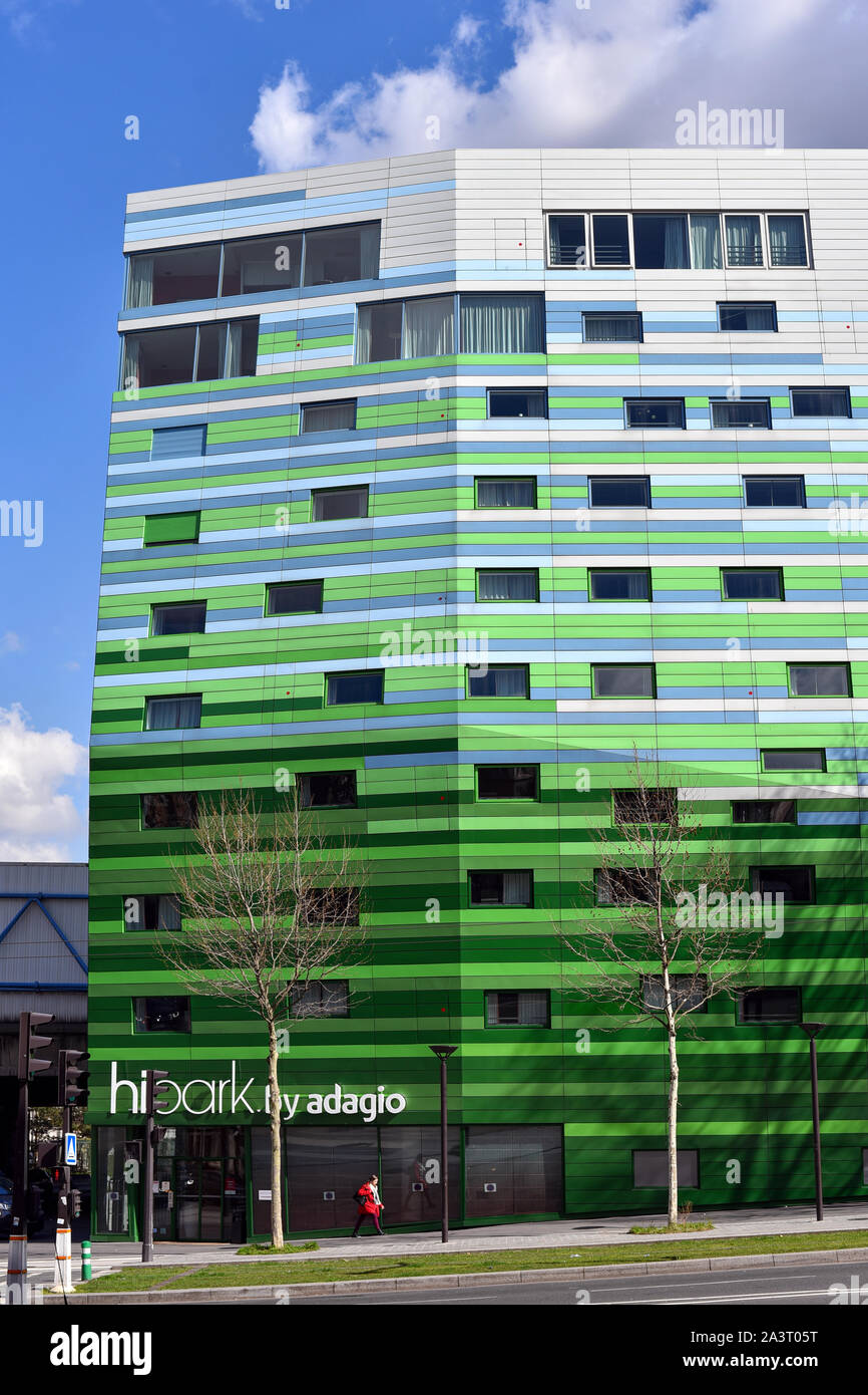 Parigi, Francia - 19 Marzo 2019: Hipark da Adagio Paris La Villette è un hotel moderno con un meraviglioso gradiente di green design. Foto Stock