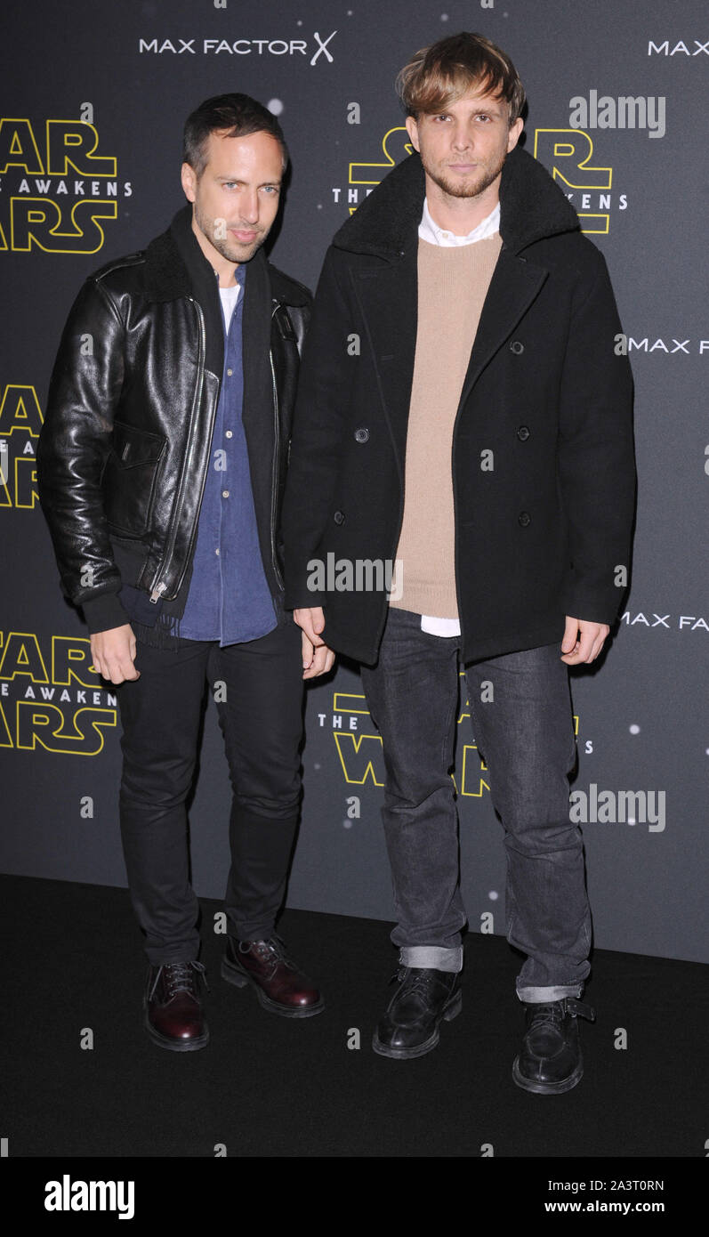 Foto deve essere accreditato ©Kate verde/Alpha premere 079965 26/11/2015 Peter Pilotto e Christopher de Vos Star Wars Fashion trova la forza della manifestazione presso il vecchio Selfridges Hotel Londra Foto Stock