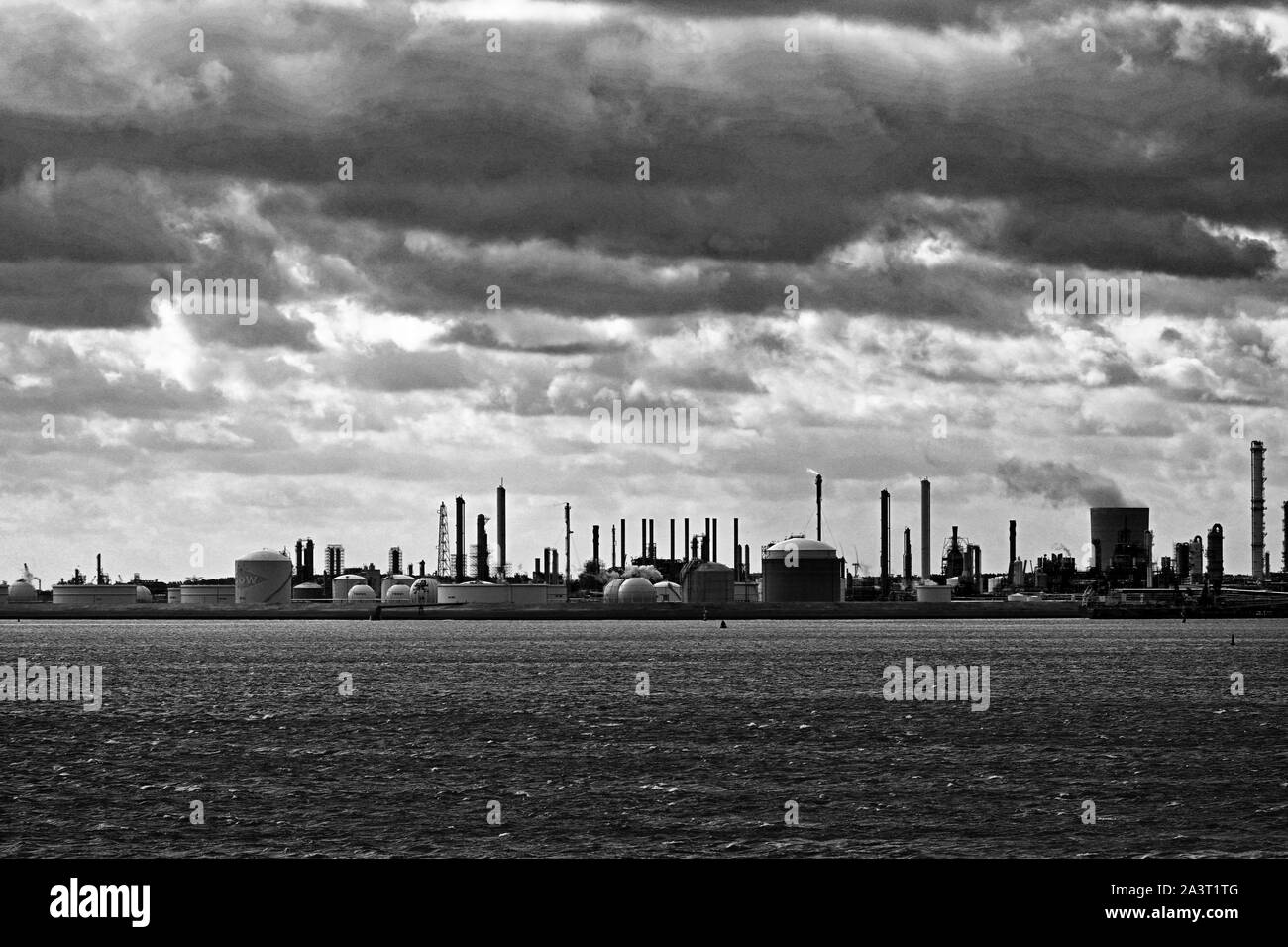 Amsterdam Paesi Bassi North Sea Canal 10 agosto 2019 l'industria e le stazioni di alimentazione lungo il canale in bianco e nero Foto Stock