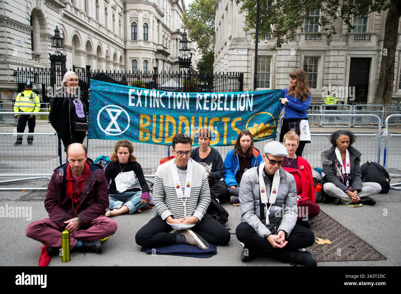 Estinzione della ribellione, Londra centrale, 8 ottobre 2019 un gruppo di Buddisti meditare davanti a Downing Street Foto Stock