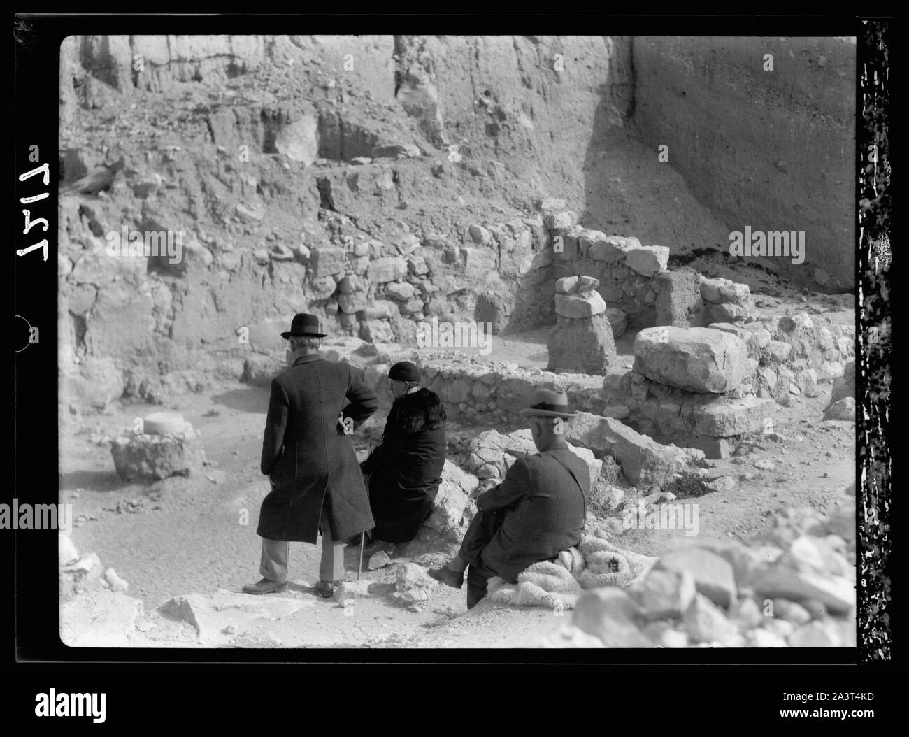 Tel Deweir (Lachis). Santuario XVIII-XIX dyn[asty] Tempio. Mascherato da figure sedute è banco pietra trovata, santuario & altare. Dietro la camera è per i sacerdoti di impiego Foto Stock