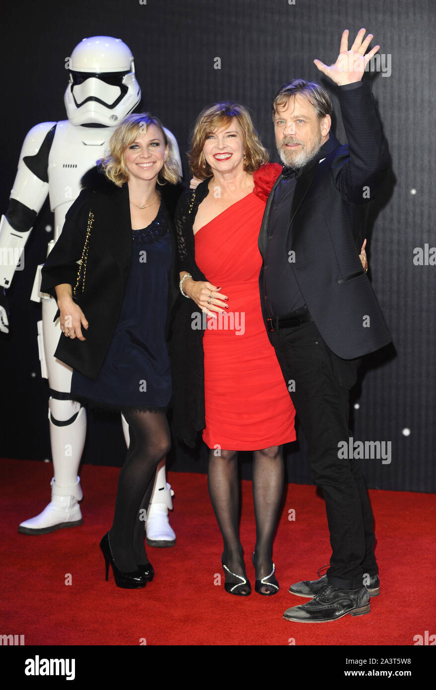 Foto deve essere accreditato ©Kate verde/Alpha premere 079965 16/12/2015 Mark Hamill e la moglie di Gianbattista York e la figlia Chelsea Star Wars la forza risveglia Premiere europeo Leicester Square Londra Foto Stock