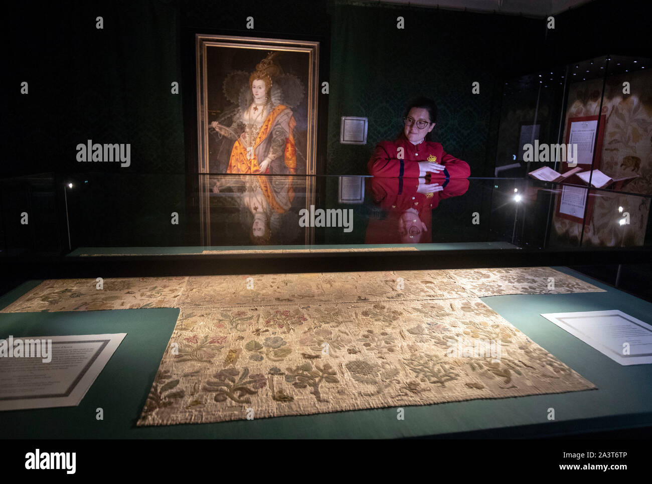 Gli appartamenti di stato di Warder Emma Kell guarda al Bacton altare panno che, dopo tre anni di progetto di conservazione dagli storici palazzi reali, gli esperti ora credo faceva parte di un abito indossato da Elisabetta I, prima di passare sul display a Hampton Court Palace di Londra SW. Foto Stock