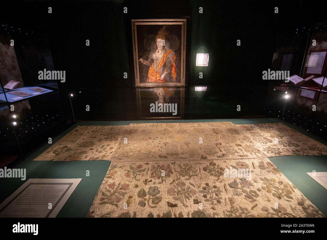 L'altare Bacton Panno che, dopo tre anni di progetto di conservazione dagli storici palazzi reali, gli esperti ora credo faceva parte di un abito indossato da Elisabetta I, prima di passare sul display a Hampton Court Palace di Londra SW. Foto Stock