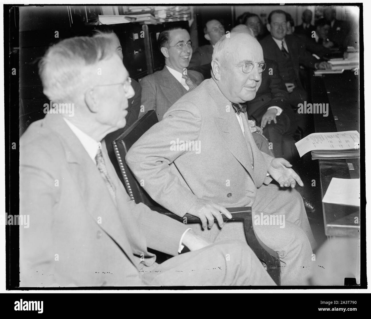 Racconta di frettoloso shopping tour. Washington, 12 maggio. Charles T. O'Neal, Presidente del Chicago e di estere Illinois Railroad, racconta il Senato Railroad comitato di finanziamento della sua precipitosa shopping tour nel mese di ottobre 1931 per un prestito per far fronte alle immediate obblighi del O. & E.I. La strada finalmente procurato un $700.000 prestito della Midland Bank in Cleveland dopo portando fuori che il comitato esecutivo della Chesapeake e Ohio Railroad aveva autorizzato l'acquisto di $ 700,00 dalla banca per la C&O, vice-presidente Truman caricata la banca è stato nominato dalla Van Swerigans. Ulteriore testimonianza di brou Foto Stock