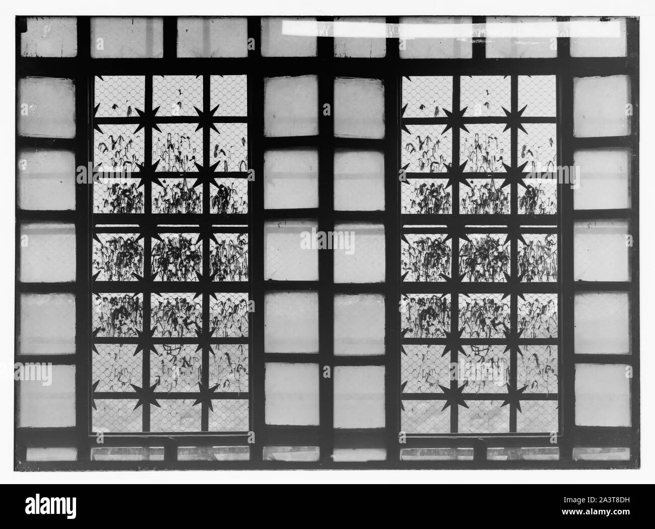 Area del tempio, la Moschea di Omar [cioè, Cupola della Roccia], ecc. Bit di indumenti come offerte votive nella finestra di el-Aksa [cioè al-Aqsa]. Foto Stock