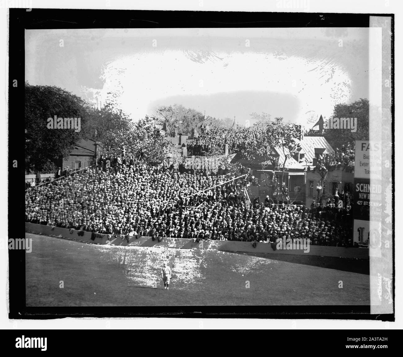 Bleachers temporanea e la folla a ball park, 10/5/24 Foto Stock Bleachers temporanea e la folla a ball park, 10/5/24 Foto Stock