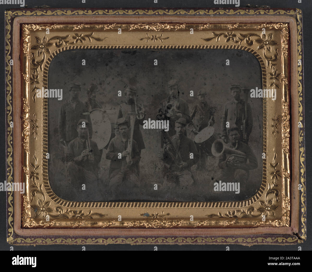 Dieci soldati non identificati che formano un'Unione regimental band con saxhorns e tamburi Foto Stock