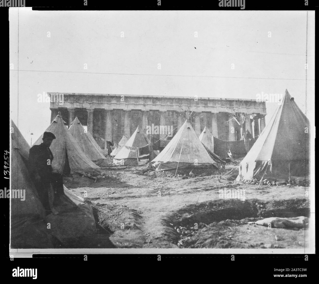 Tenda village nelle ombre del Tempio di Teseo, Atene, dove rifugiati greci fanno loro [sic] CASE Foto Stock