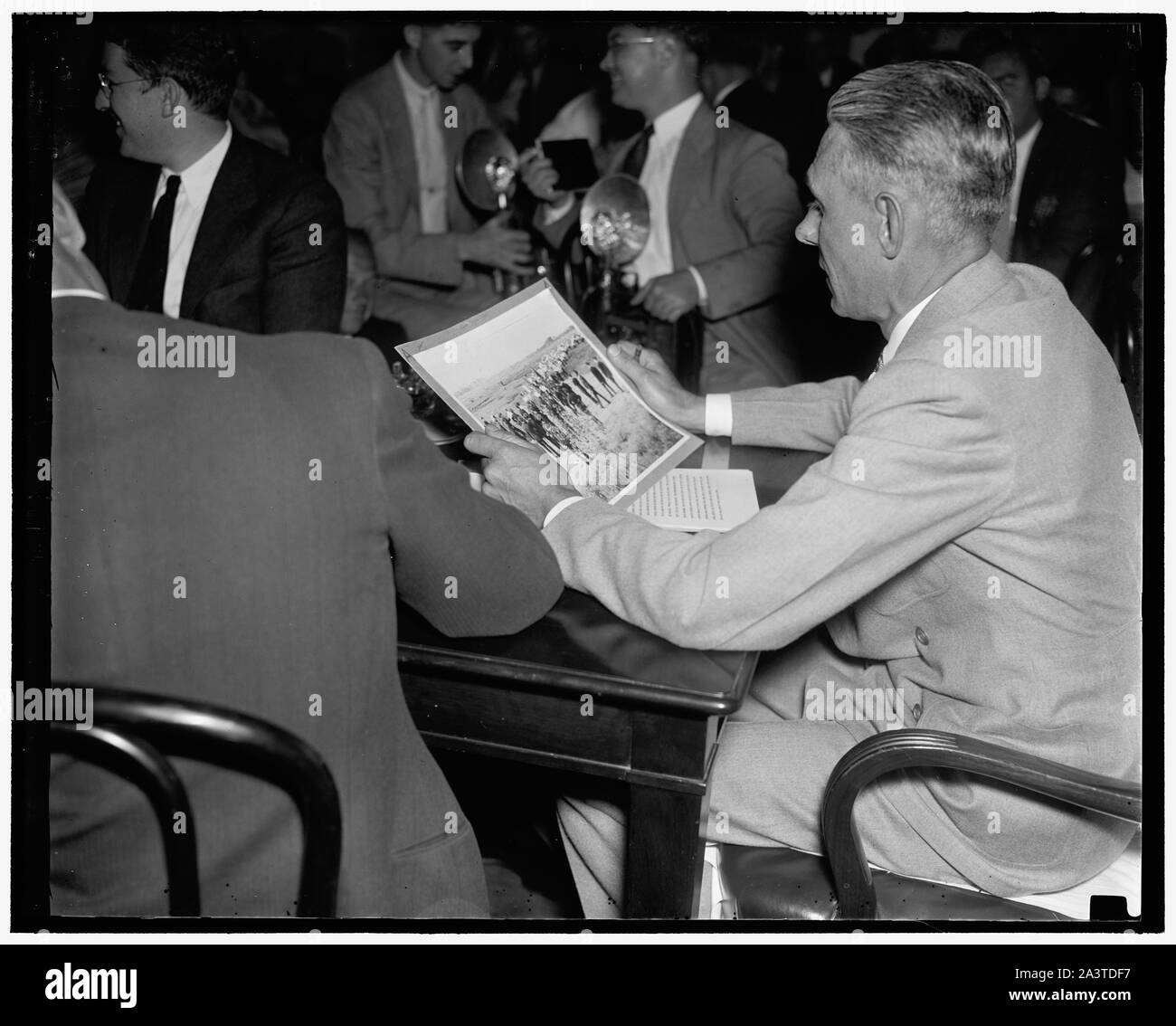 Testimonianza di Chicago cop goduto stormy sessione della Commissione parlamentare libertà civili. Washington D.C. 1 luglio. Testimonianza di Sergt. Lawrence Lyons, Chicago funzionario di polizia responsabile di uno dei particolari che partecipano al Memorial Day sommossa in cui 10 marching riscontri in acciaio sono stati uccisi, climaxd una burrascosa udienza davanti al Senato Commissione parlamentare libertà civili di oggi. Egli ha assunto un atteggiamento beligerent nella sua negazione che le forze di polizia sono assassini. La sua testimonianza è stata spesso punteggiati dai fischi degli spettatori in udienza e quando egli si scontrarono con Presidente Lafollette. 7/1/37 Foto Stock