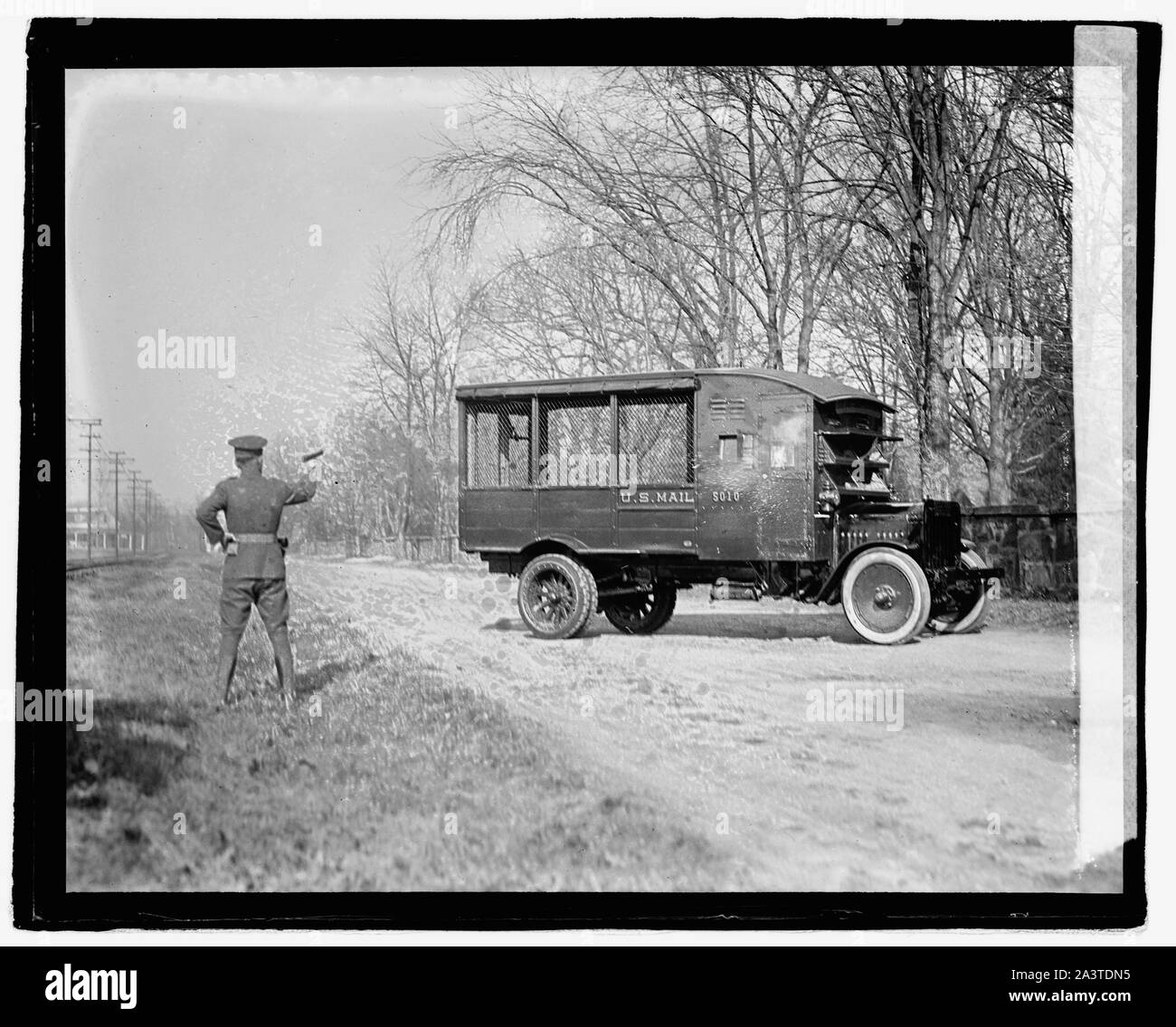 Test del nuovo camion blindato del Post Office Department a Fort Meyer oggi. Le finestre e le protezioni del vento sono a prova di proiettile di vetro. Questa foto snaped [sic] al momento dell'urto, mostra chiaramente l' ammenda schegge di vetro volanti, 12/1/21 Foto Stock