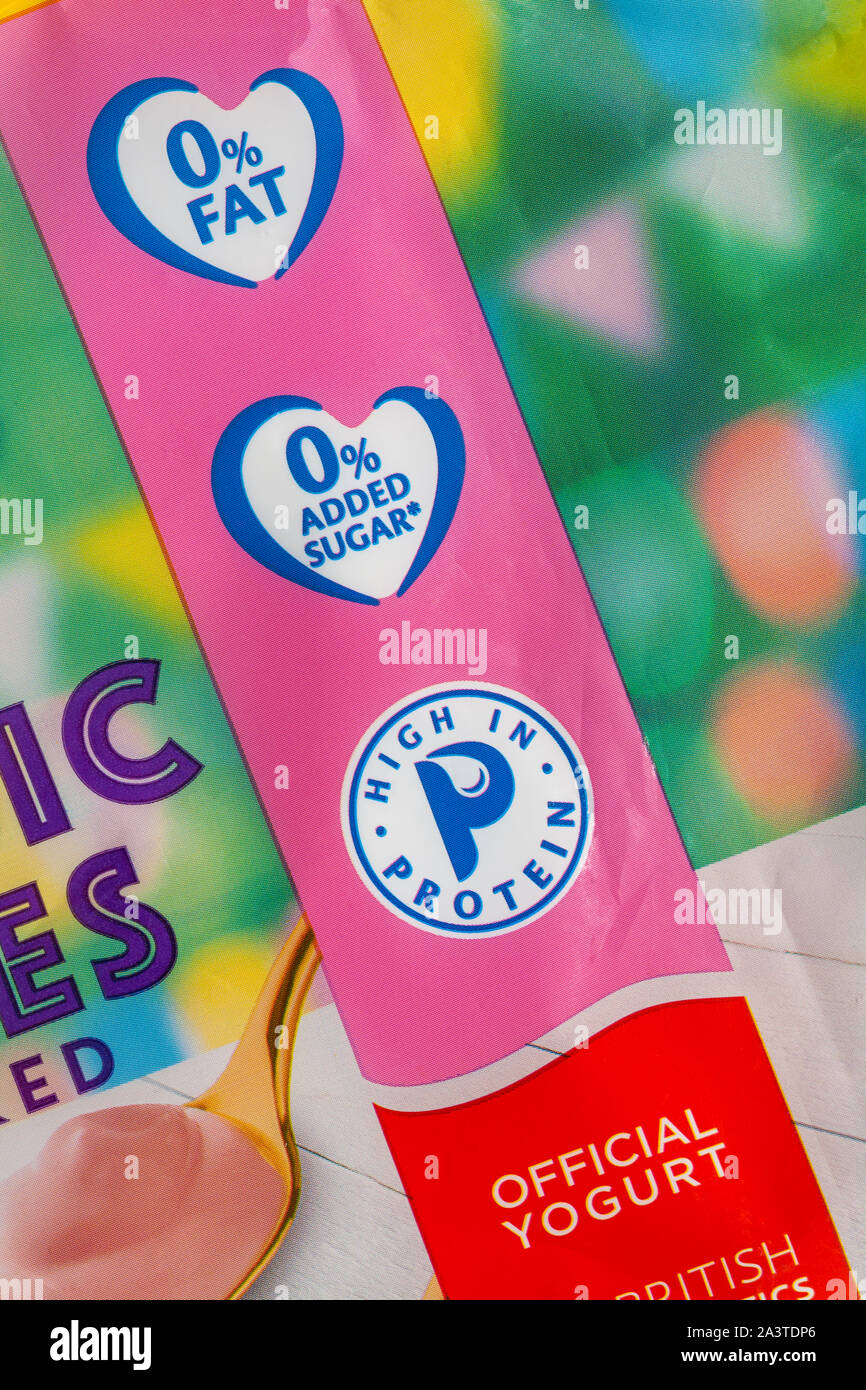 0% di grassi 0% di zuccheri aggiunti alto in proteina ufficiale di yogurt - Dettagli sul pacco di Muller Light Classic torte ispirato yogurt Foto Stock