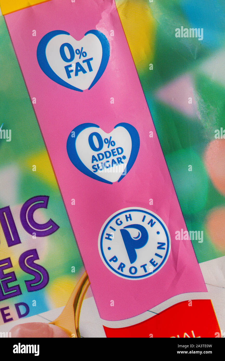 0% di grassi 0% di zuccheri aggiunti ad alto contenuto di proteine - dettaglio sul pacco di Muller Light Classic torte ispirato yogurt Foto Stock