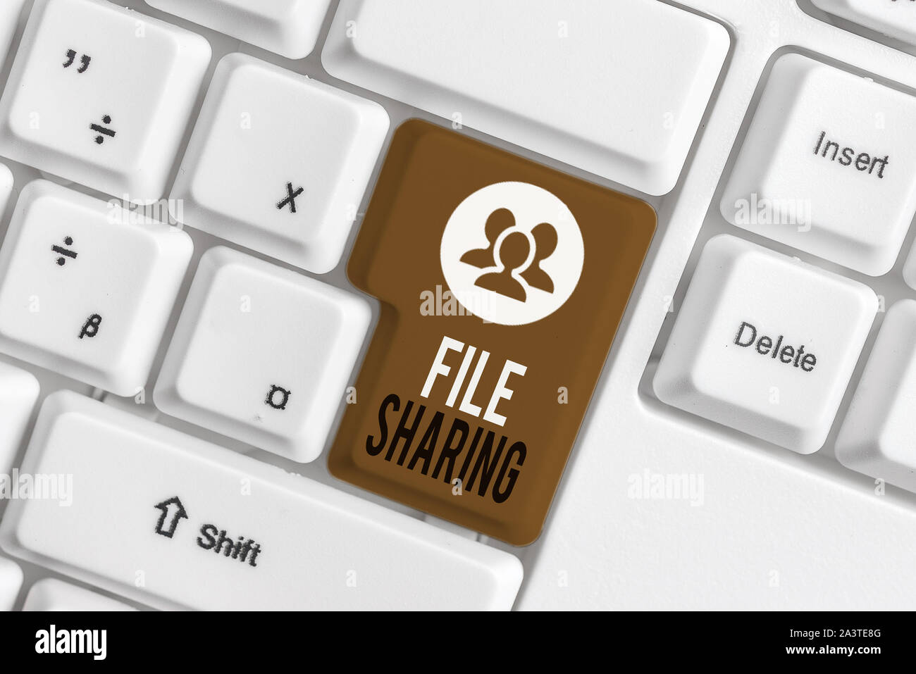 La grafia la scrittura di testo per la condivisione di file. Foto concettuale di trasmettere file da un computer a un altro su una rete White tastiera PC con vuoto nota p Foto Stock